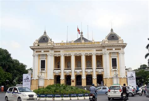 Embracing Vietnamese Music: Erik's Electrifying Acoustic Performance at Hanoi Opera House!